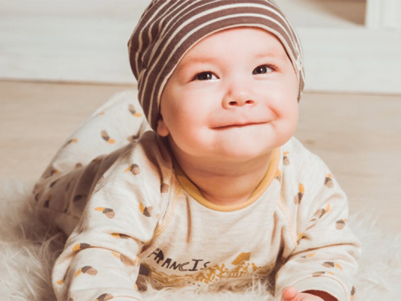 Σε ποια ηλικία μπουσουλάνε τα μωρά και πώς να τα ενθαρρύνετε